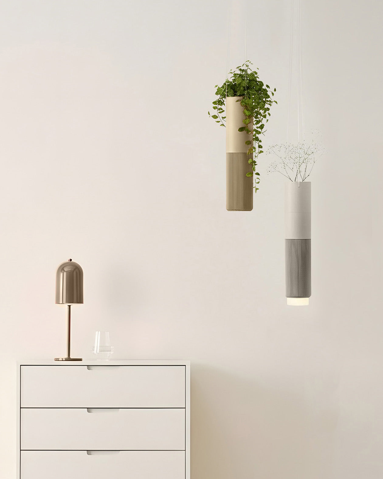 Moderne Hängevase mit Pflanze in minimalistischem Interior Design und heller Wohnraumgestaltung