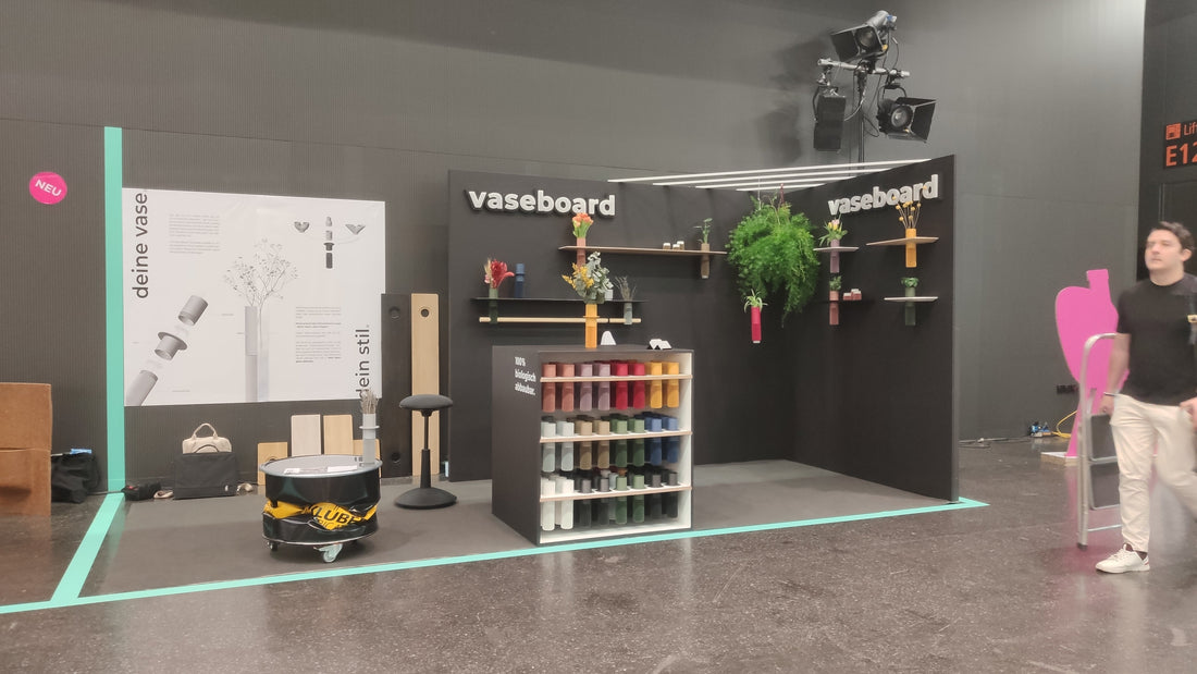Vaseboard Messestand auf der Blickfang Basel mit Besuchern und selbstgebautem Stand aus Holz