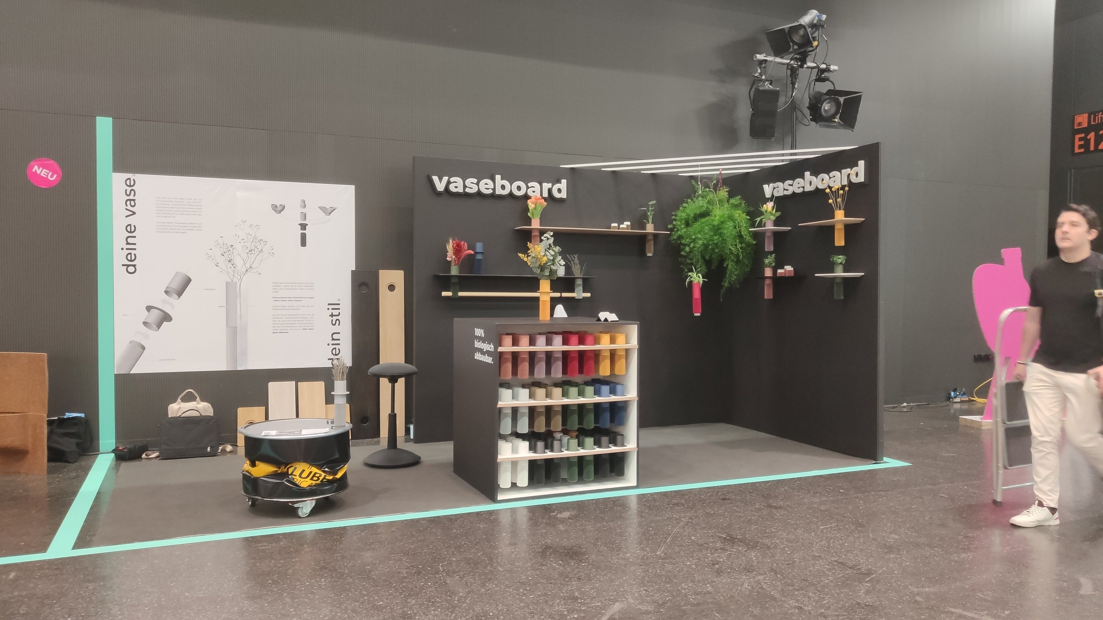 Vaseboard Messestand auf der Blickfang Basel mit Besuchern und selbstgebautem Stand aus Holz