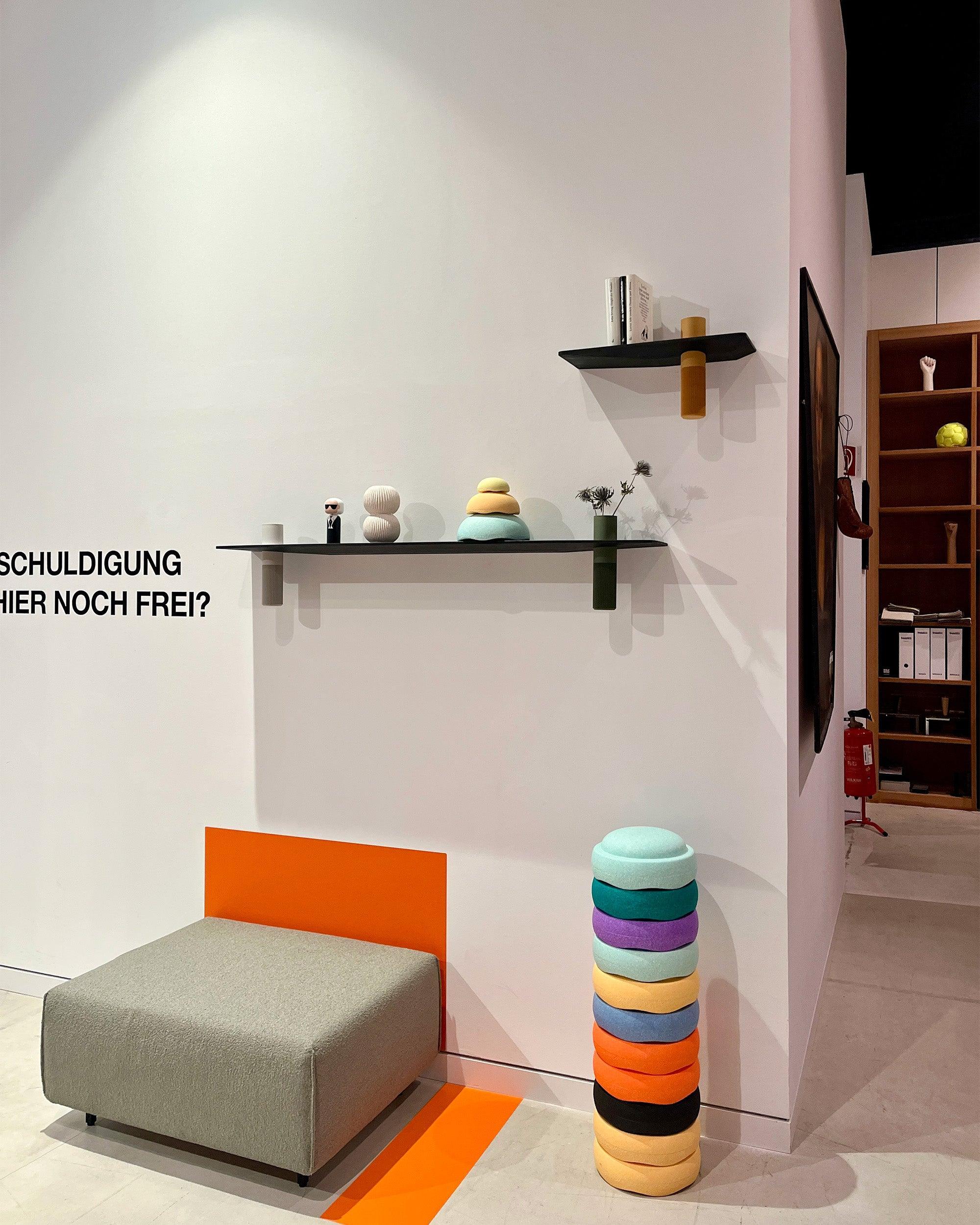 Vaseboard Wandregal im freistil ROLF BENZ Showroom in Nagold im modernen Interior Kontext