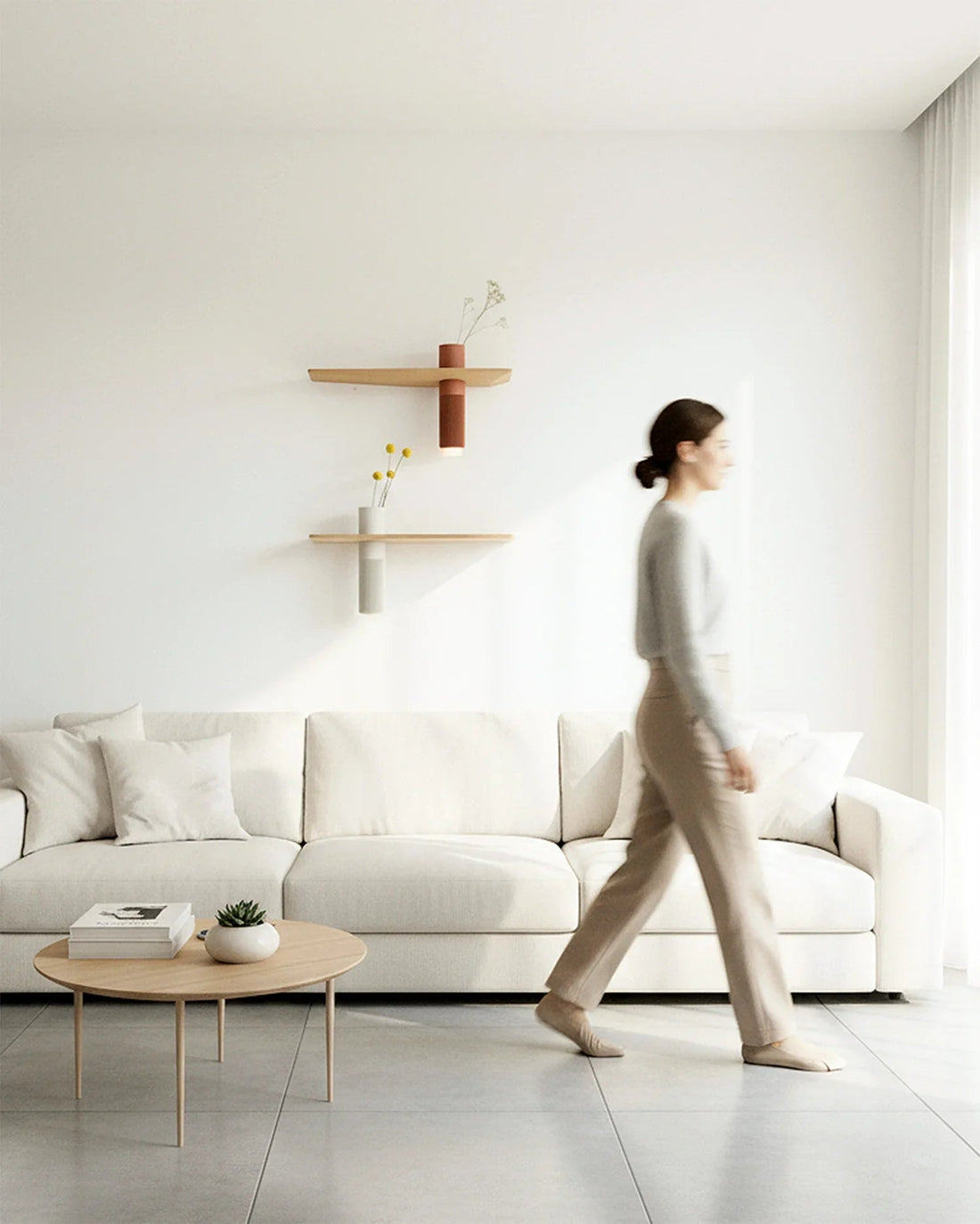 Minimalistische Wanddeko mit Vaseboard Wandregal und Blumen