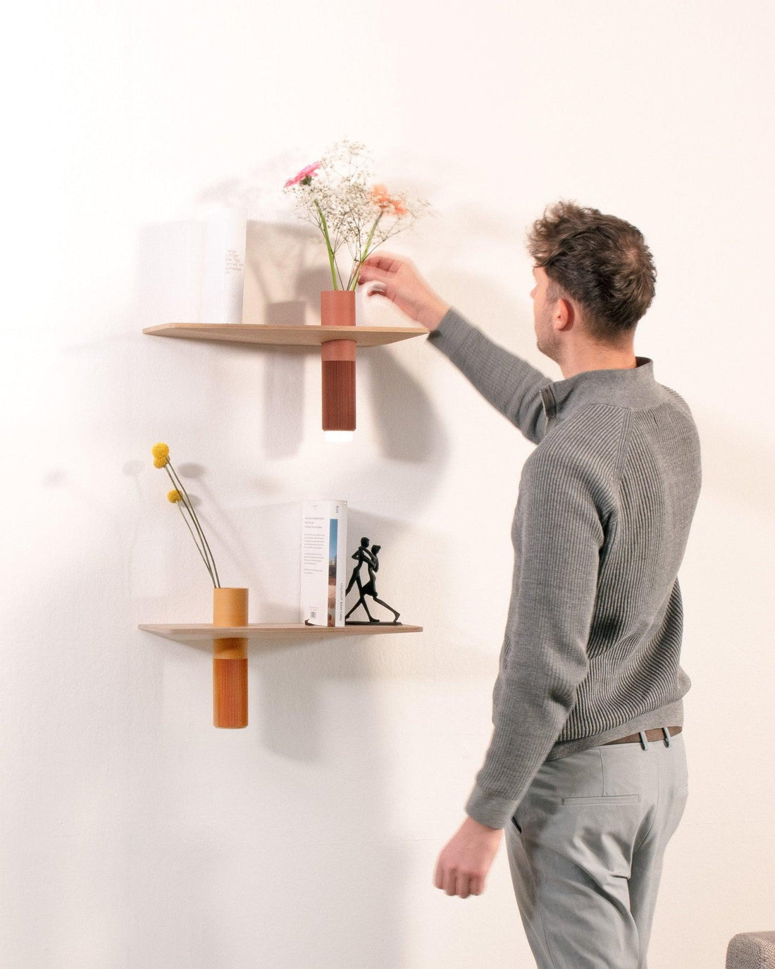Vaseboard Wandregal mit integrierter Vase und Pflanzen als moderne Wandgestaltung im Wohnzimmer