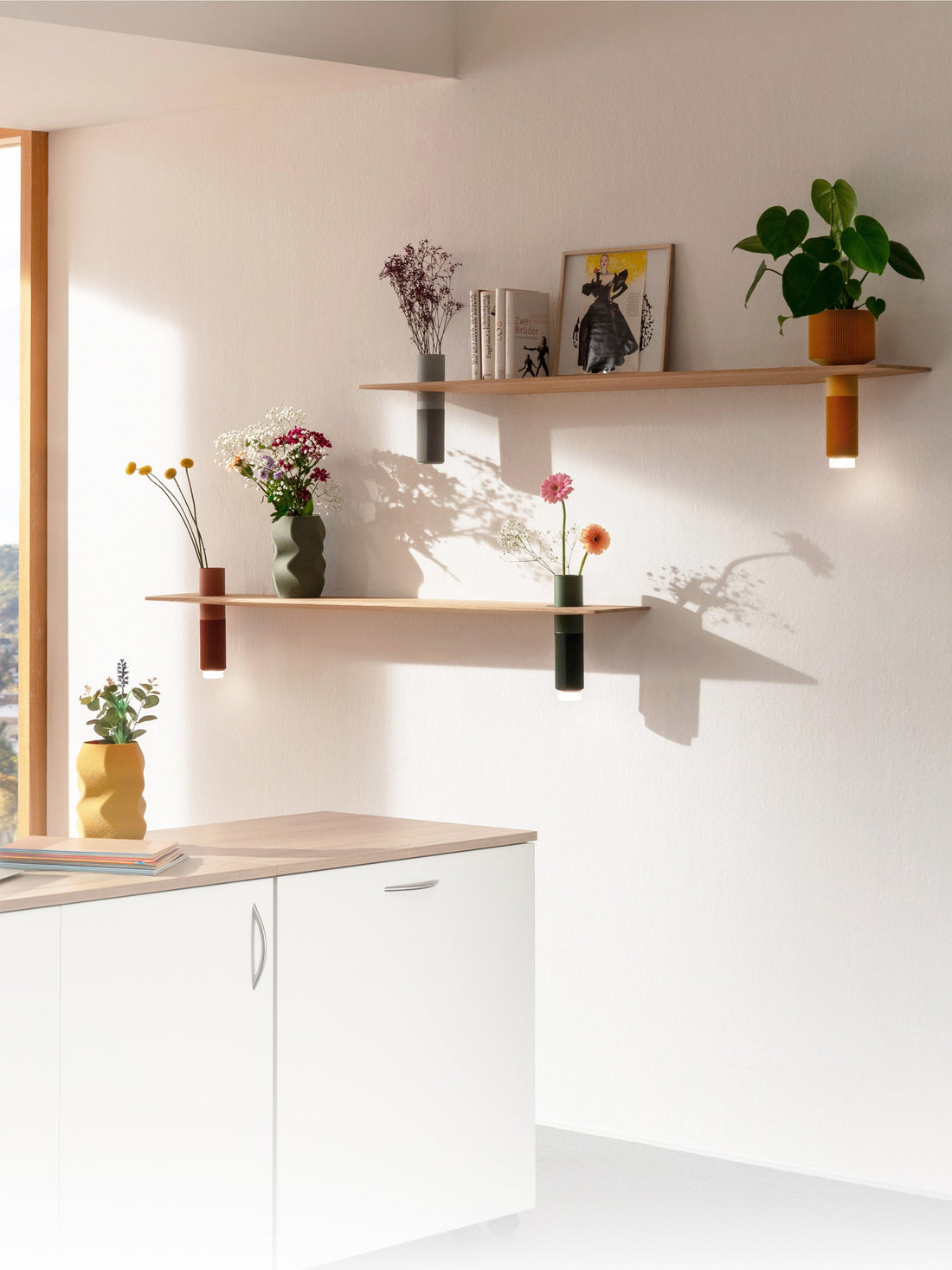 Vaseboard Wandregal mit integrierten Vasen und Pflanzen als moderne Wandgestaltung im Wohnzimmer