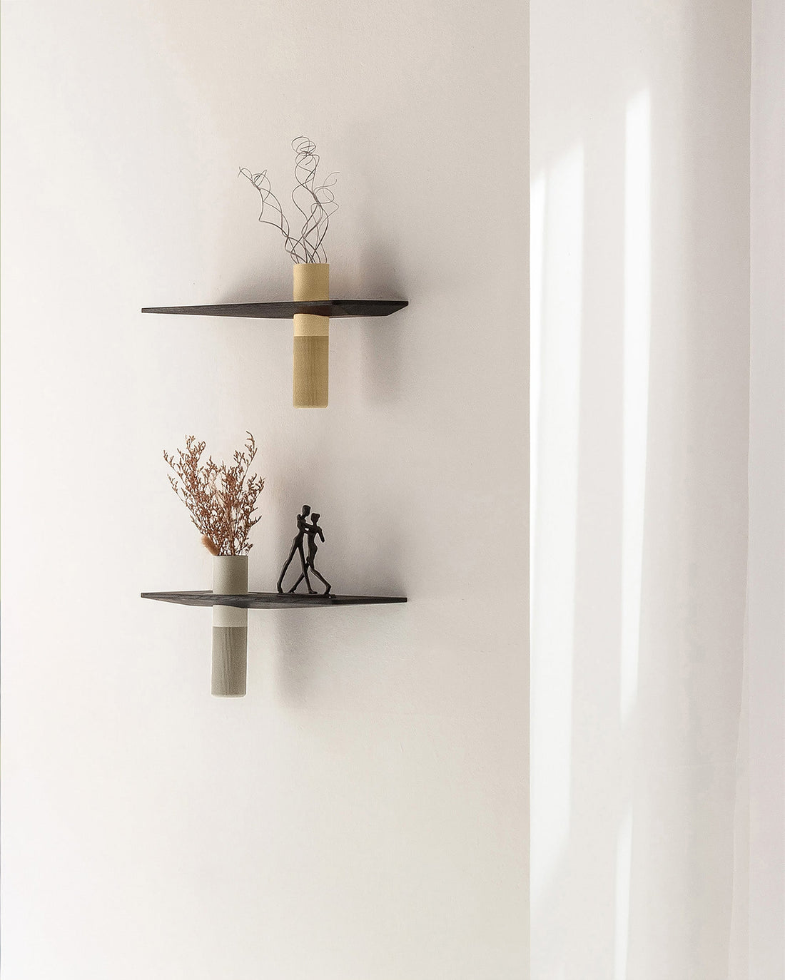 Vaseboard Wandregal mit integrierter Vase und moderner Wandgestaltung