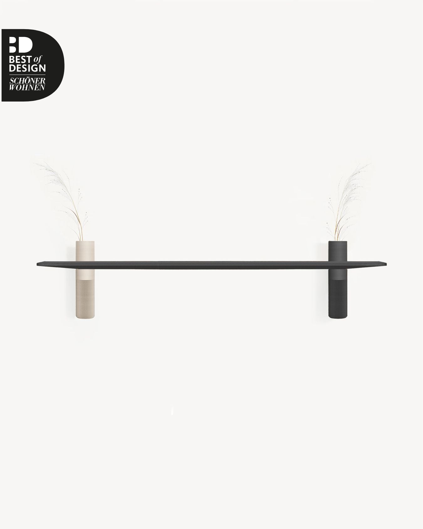 Vaseboard Wandregal Schwarz mit Vasen in Warmgrau und Schwarz