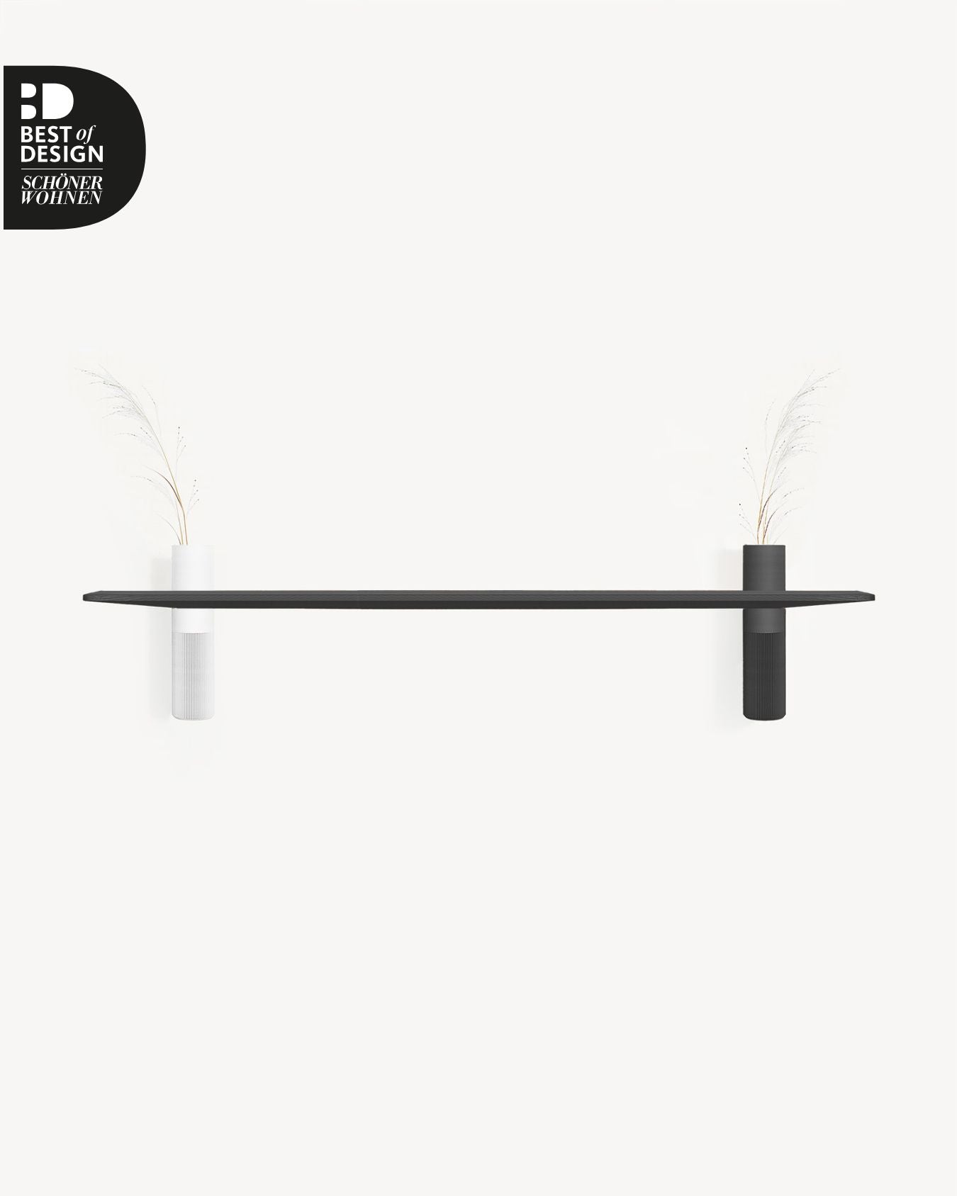 Vaseboard Wandregal Schwarz mit Vasen in Weiß und Schwarz