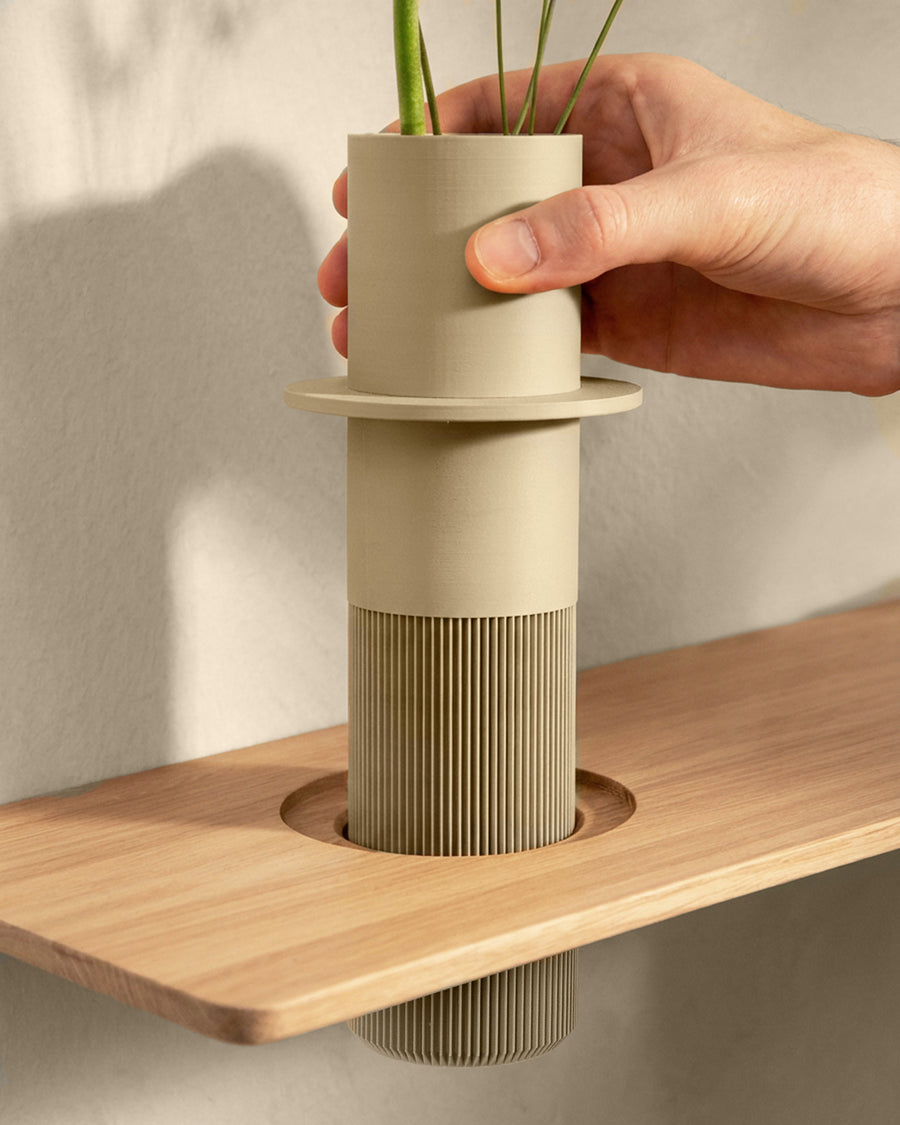 Vase in das Vaseboard Wandregal einsetzen