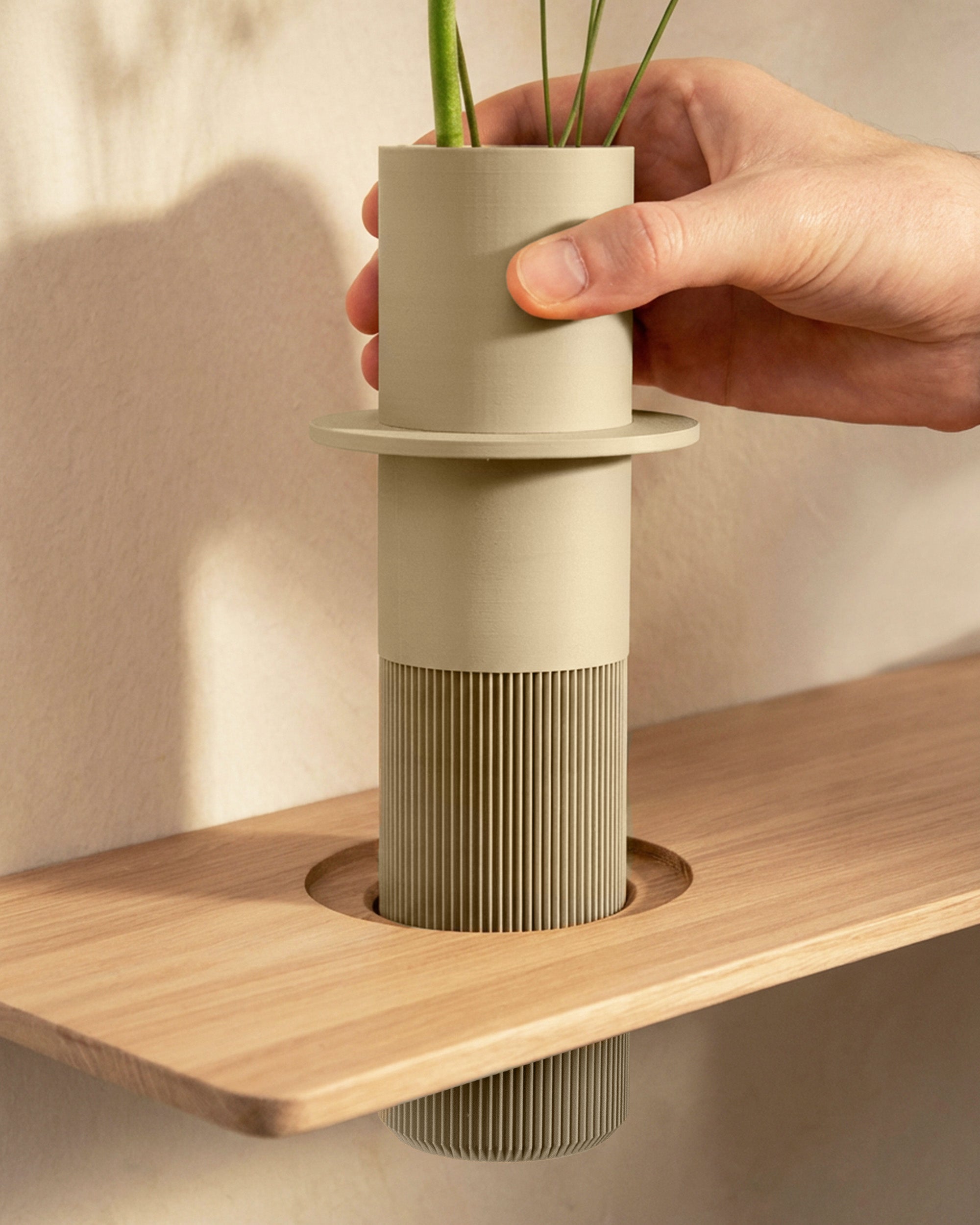 Vase in das Vaseboard Wandregal einsetzen