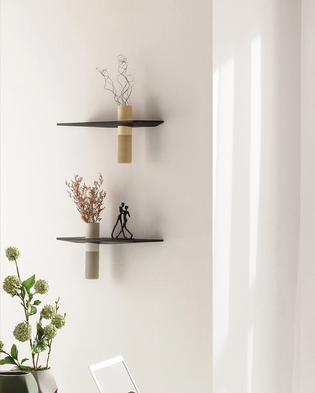 Schwebendes Wandregal mit Vase und Pflanzen