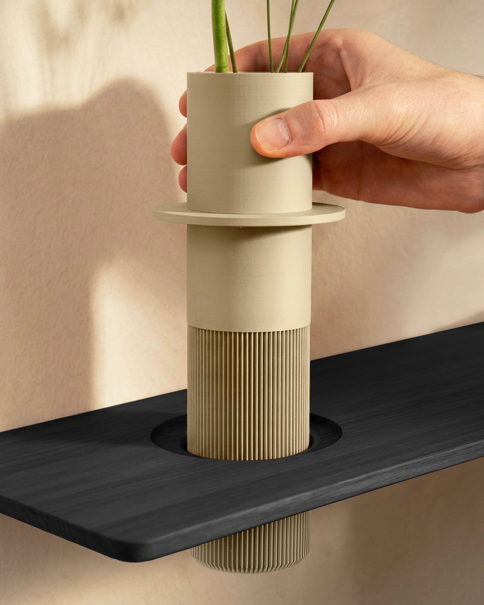 Schwarzes Vaseboard Wandregal mit integrierter Vase