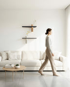 Schwarzes Vaseboard Wandregal mit Blumen als Wanddekoration