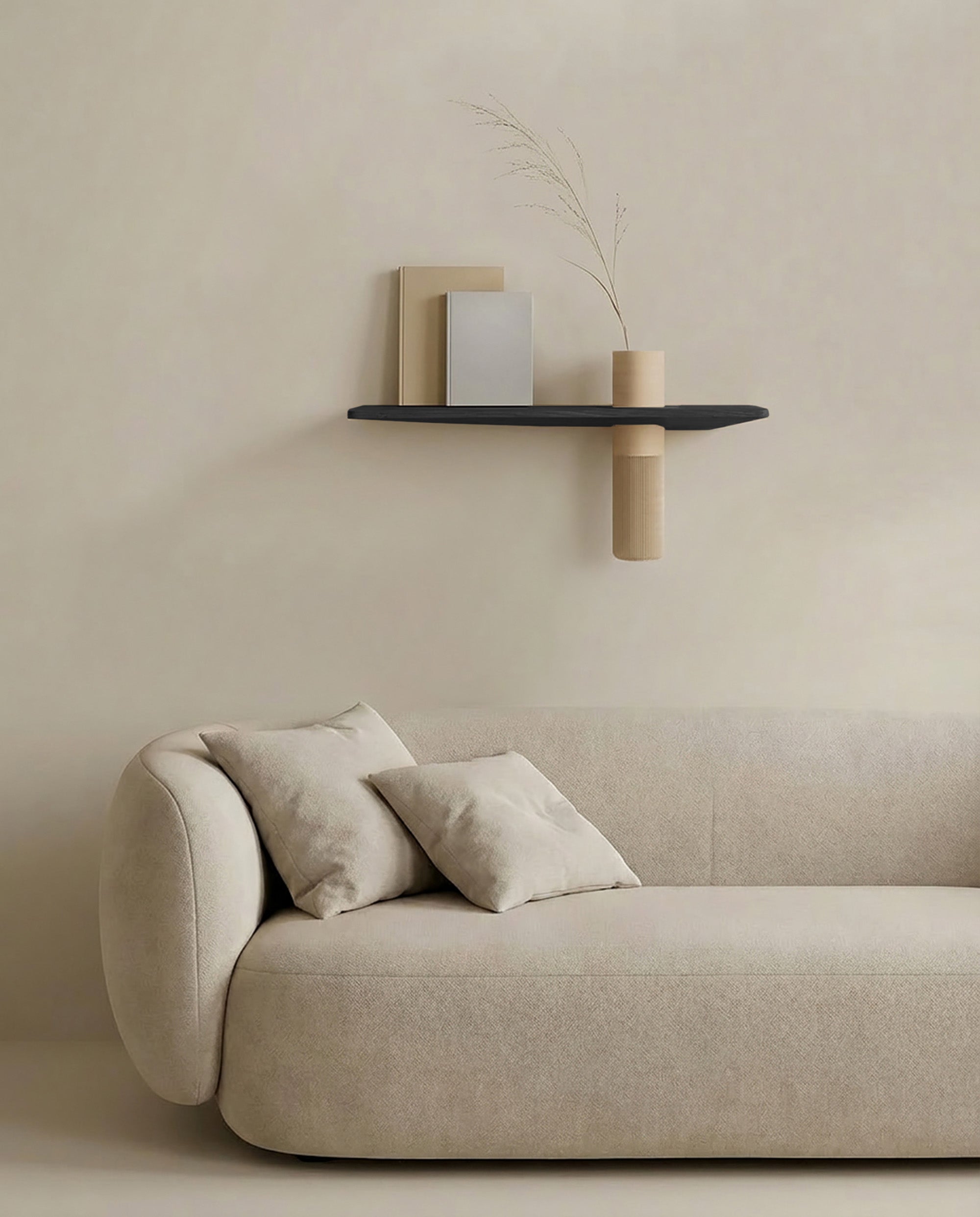 Schwarzes Vaseboard Wandregal mit Vase über einem Sofa im Wohnzimmer